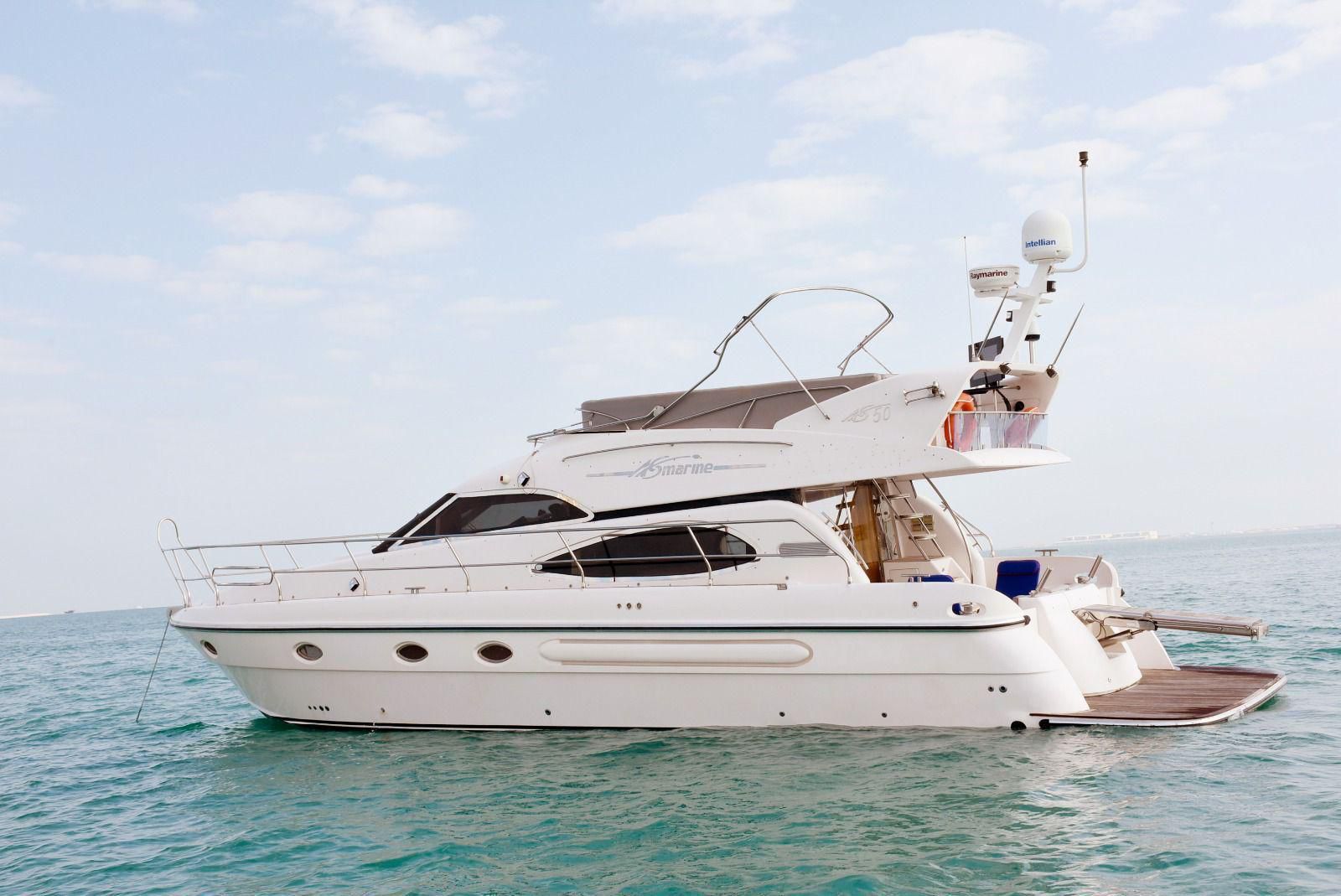 52 Ft Luxury Yacht – Cruise in Style & Comfort